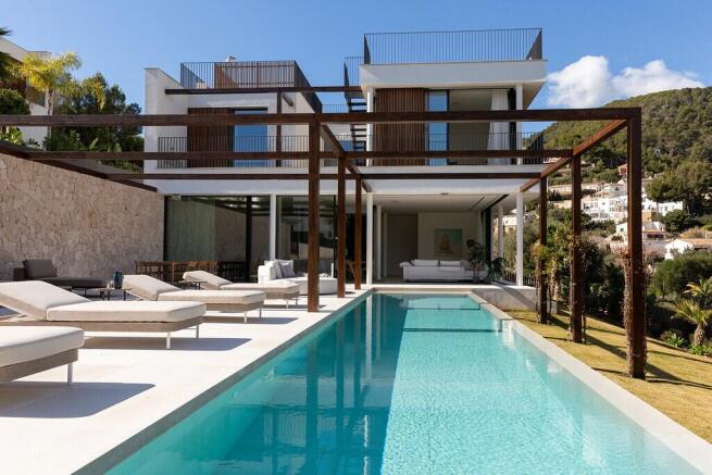 Pool and Exterior (2