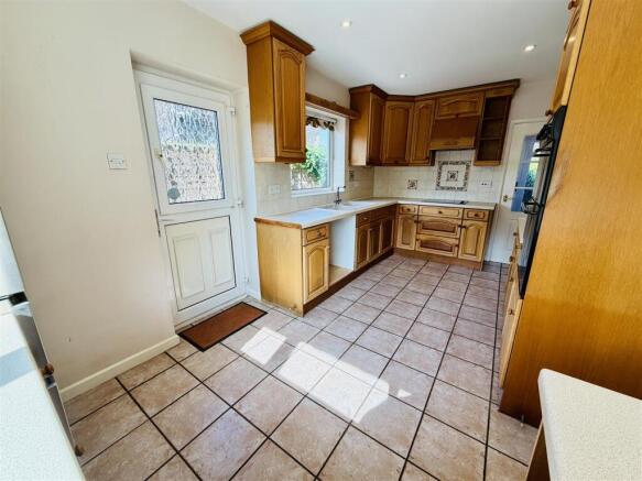 5 bed Detached to rent Image 8
