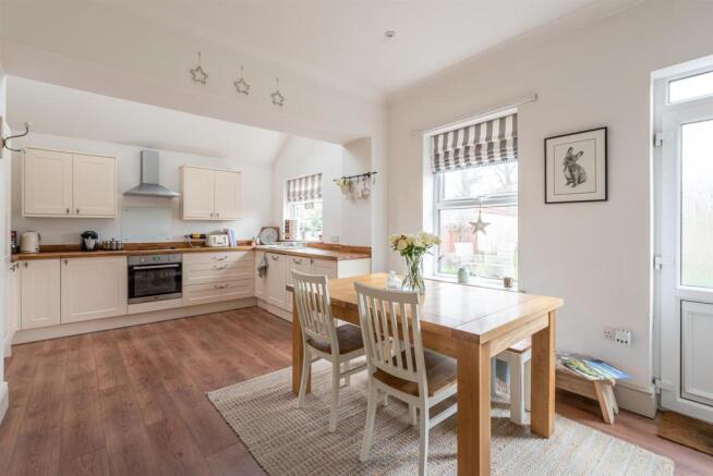 OPEN PLAN KITCHEN/DINING ROOM