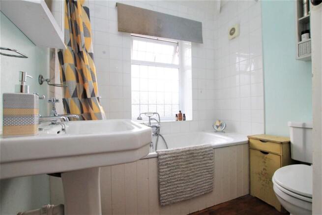 55 Rydal Road bathroom.JPG