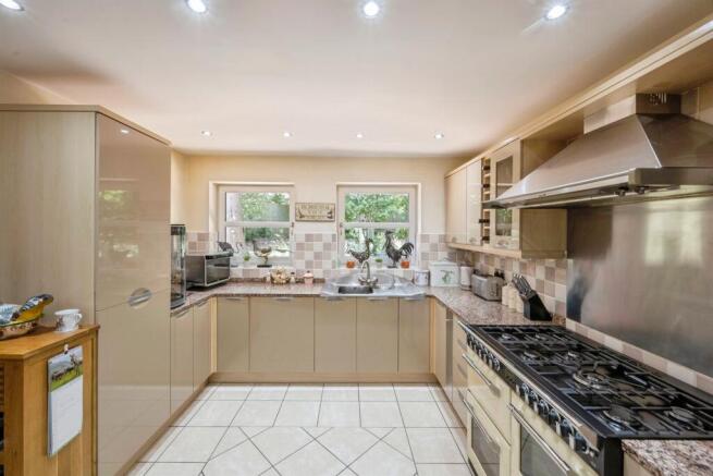 4 bed Detached for sale Image 9