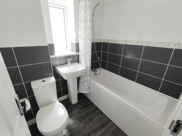 8 Ellis Drive bathroom.jpg