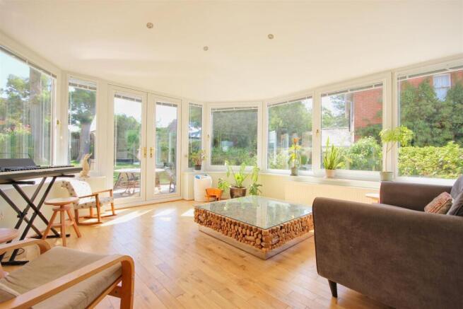 5 bed Detached for sale Image 7