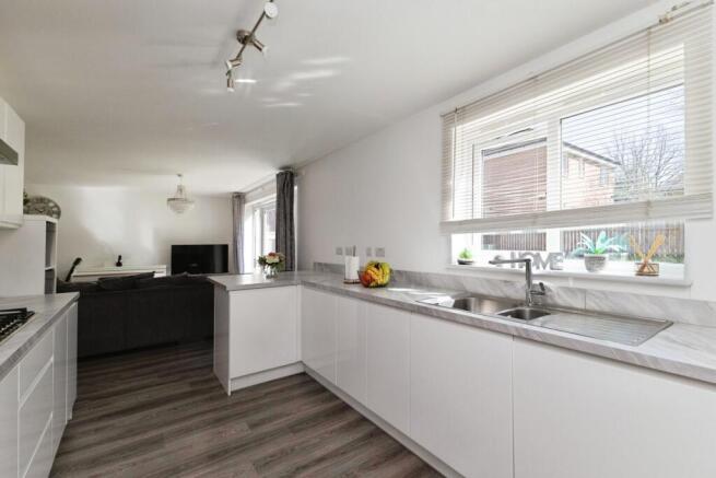5 bed Detached for sale Image 7