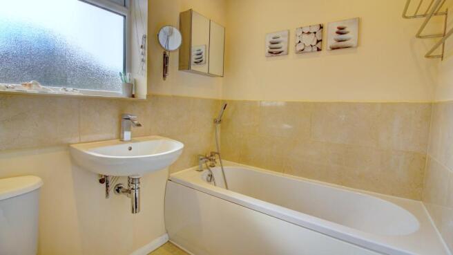 Family Bathroom (toward bath)