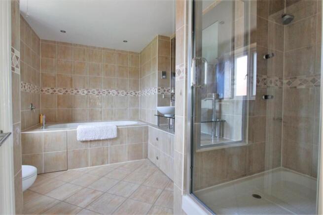 Bed 1 ensuite.JPG