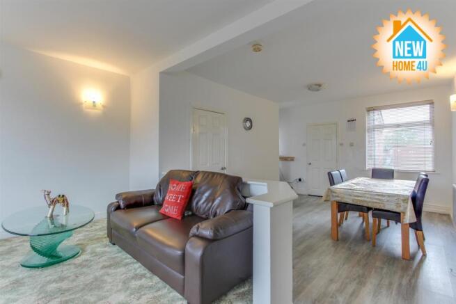 LOUNGE / DINING ROOM: