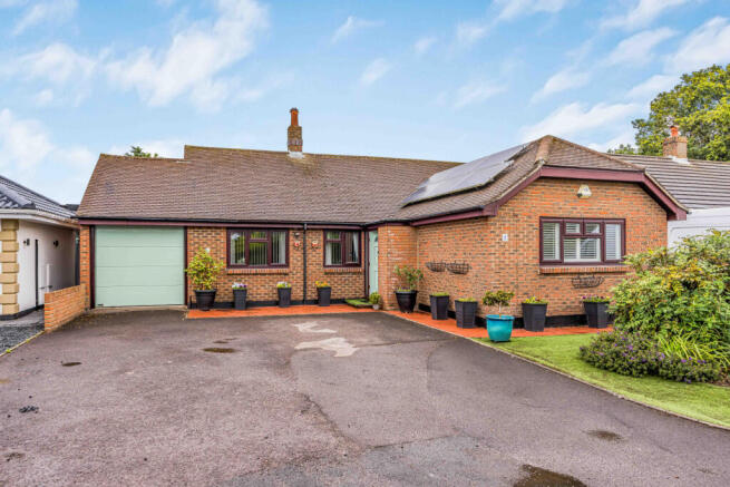 DETACHED 3 BED, 2 BATH BUNGALOW IN THE HEART OF M