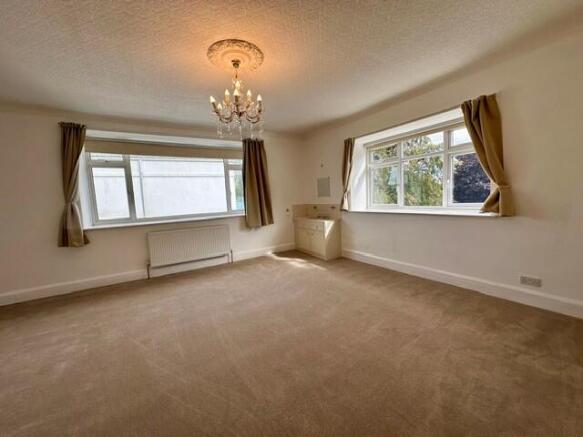 3 bed Apartment to rent Image 12