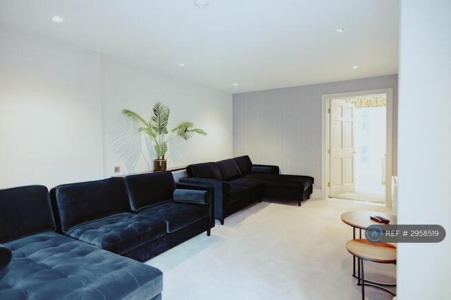 2 bed Flat to rent Image 12