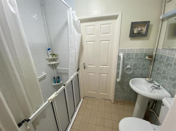 EN-SUITE SHOWER ROOM