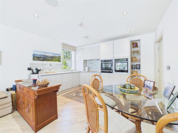 2 bed Apartment for sale Image 4