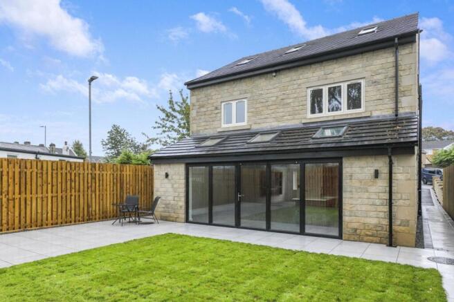 5 bed Detached for sale Image 4
