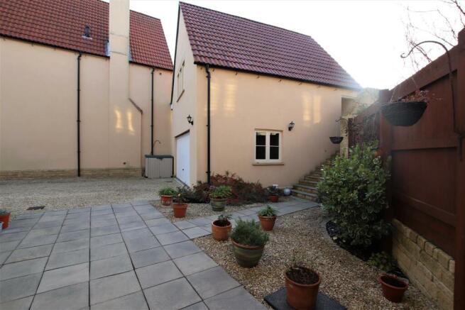 Garden/studio apartment