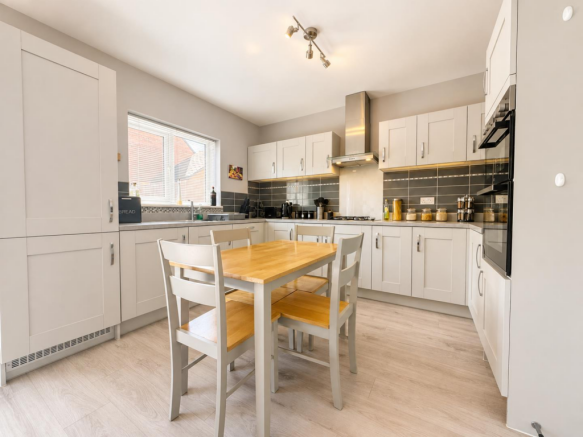 4 bed Detached for sale Image 11