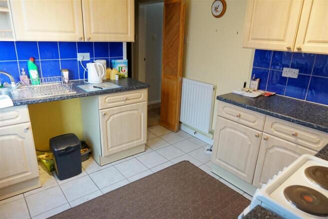 FITTED KITCHEN/BREAK