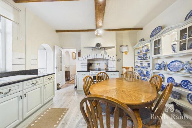 5 bed Detached for sale Image 9