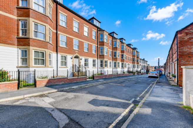 2 bed Flat for sale Image 12