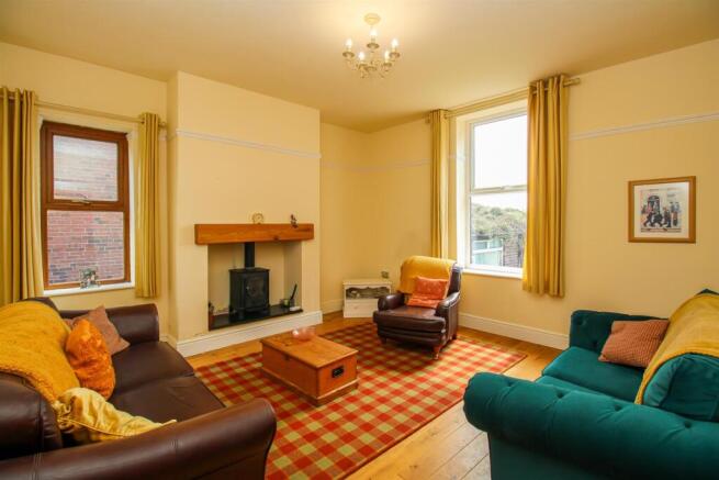 DINING/SITTING ROOM