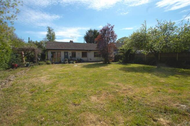 REAR GARDEN1.jpg