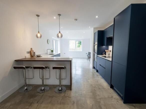 5 bed Detached for sale Image 6