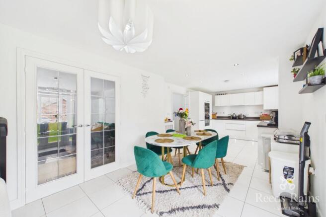 4 bed Detached to rent Image 4