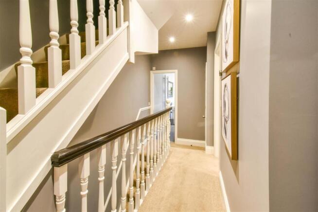4 bed Terraced to rent Image 8