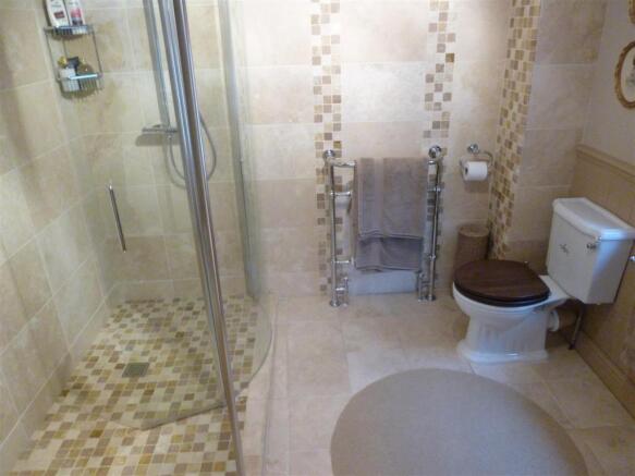 EN-SUITE SHOWER ROOM