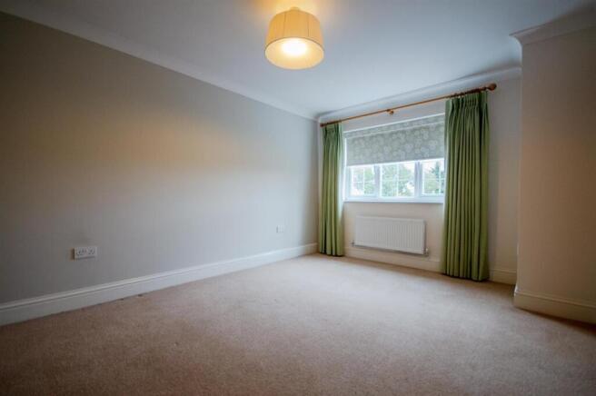 4 bed Terraced to rent Image 10