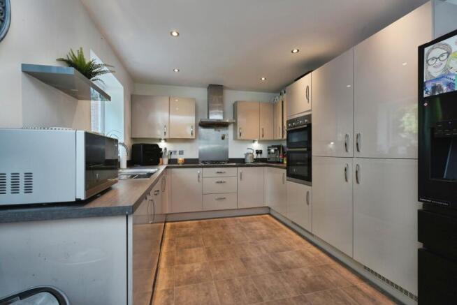 4 bed Detached for sale Image 4