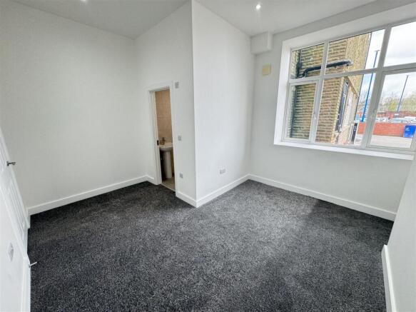 3 bed Apartment to rent Image 8