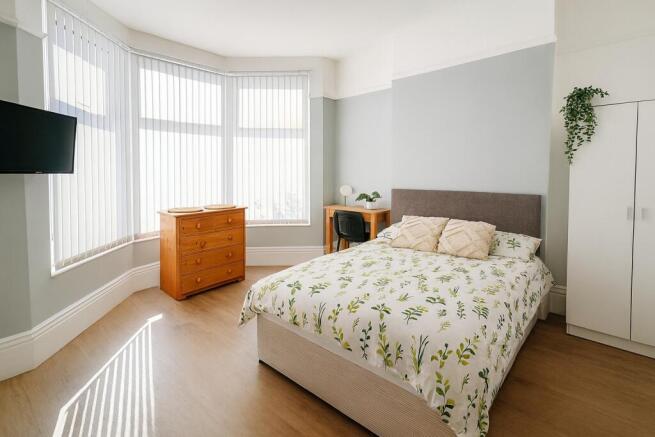 Bright, neatly presented bedroom with a comfy d...
