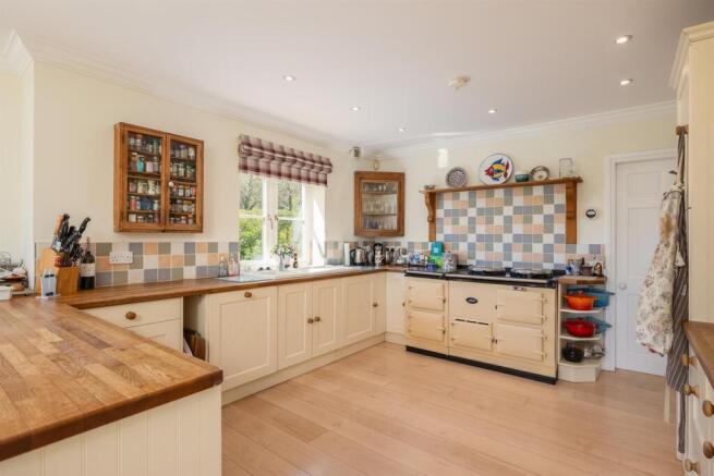5 bed House for sale Image 7
