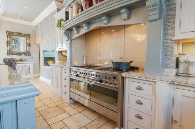 7 bed Detached for sale Image 5