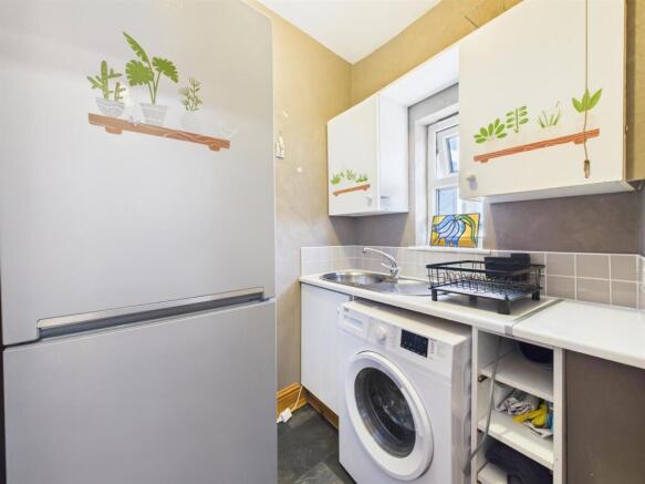 2 bed Flat for sale Image 4