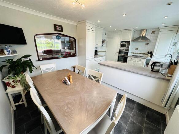Kitchen1.jpg