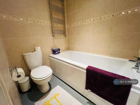 2 bed Flat to rent Image 9
