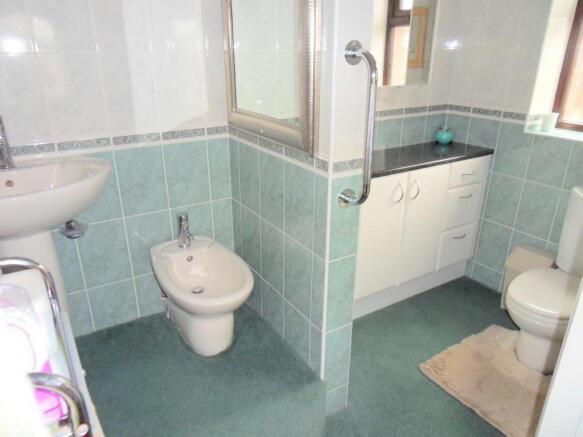 EN-SUITE CLOAKROOM