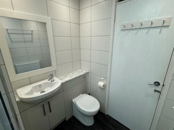Corner Cottage Shower Room