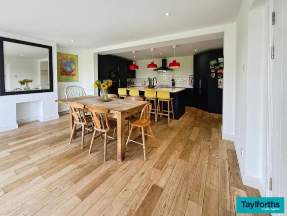 5 bed Detached for sale Image 9