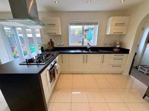 4 bed Detached for sale Image 8