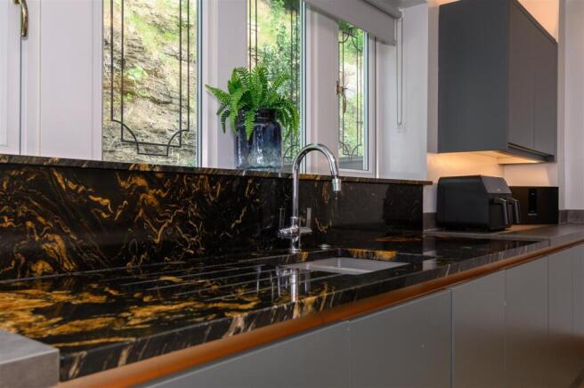5 bed Detached for sale Image 7