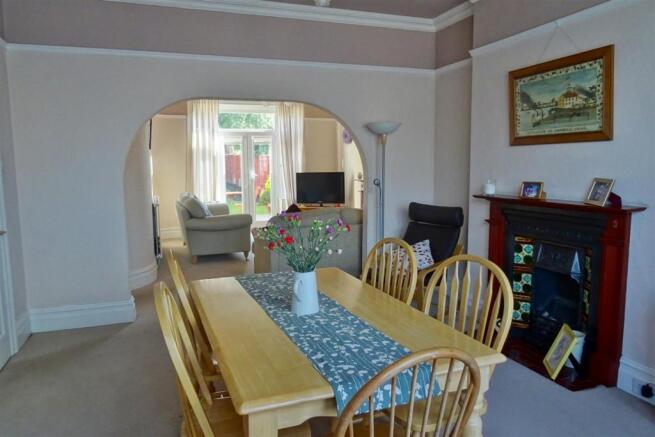 Living/Dining Room: