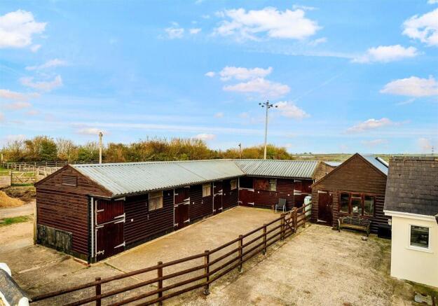 Moorlands33 stable yard.jpg