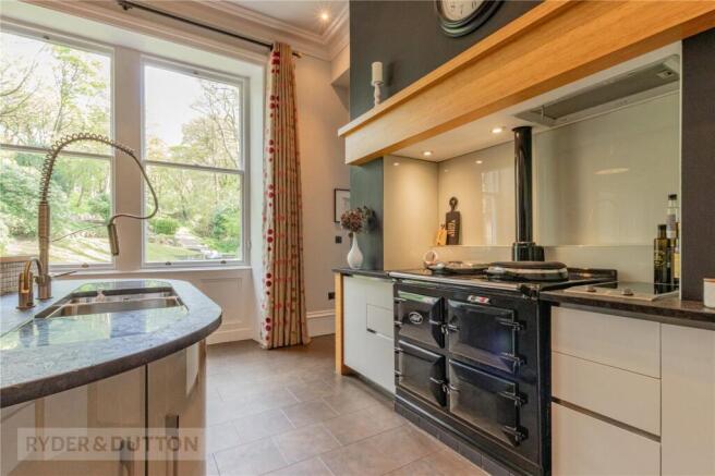 6 bed Detached for sale Image 12