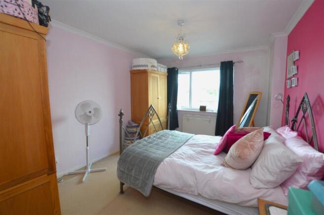 13 Carlton House bed1a.JPG