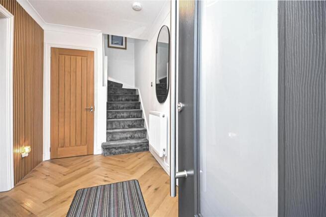 2 Spinerette Close Entrance Hall (3).jpg