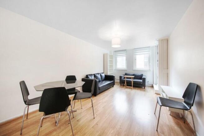 Spacious living a...