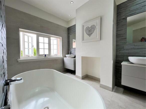 bed 1 ensuite.jpg