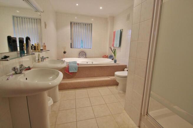 En-suite Bathroom.JP